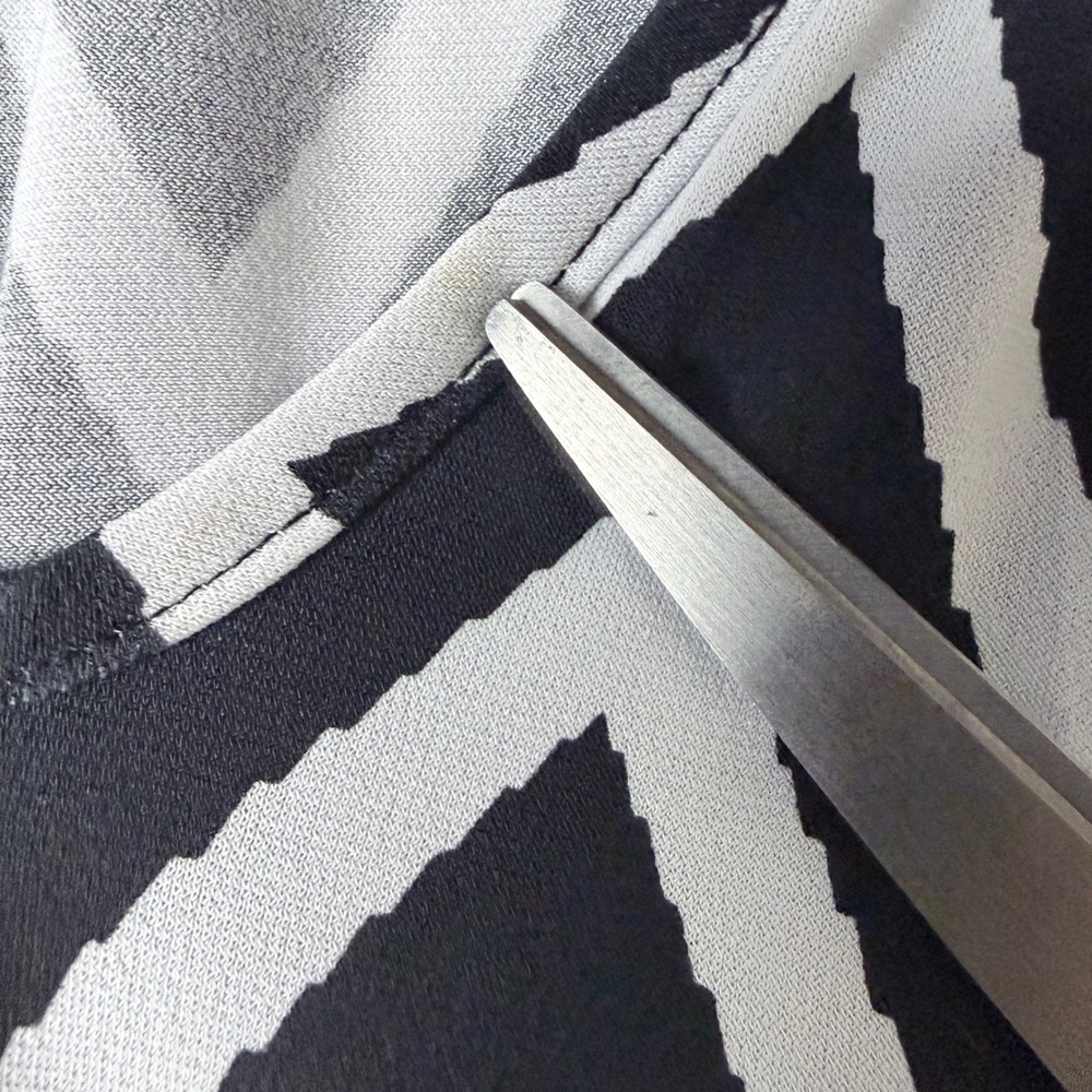 Cato Blouse Women 22/24W Black White Chevron Grommet V-Neck Tunic Long Sleeve - Picture 8 of 12